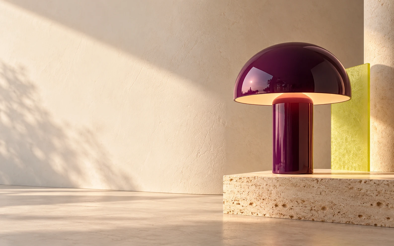 Composición conceptual de una lámpara violeta junto a una pared escultórica